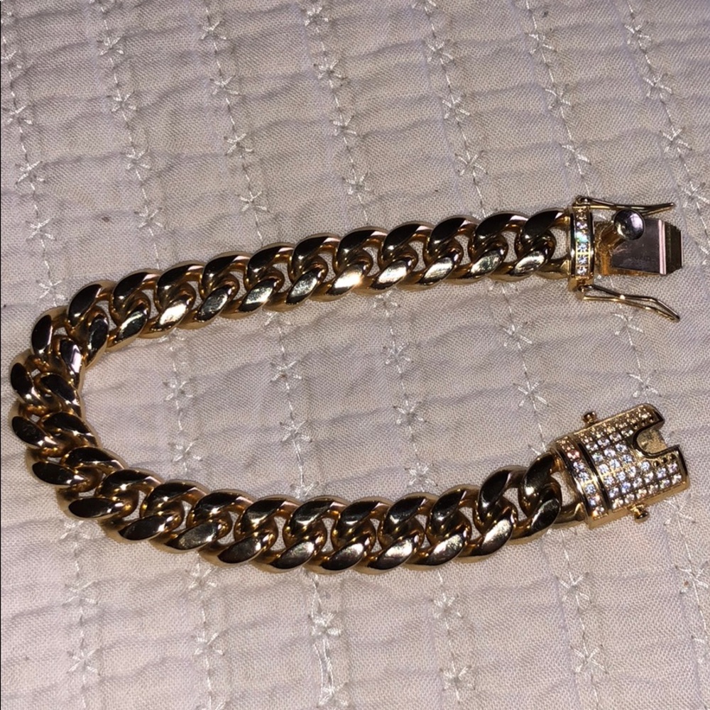 Gold braclet gk